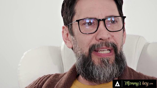 Tommy Pistol hämmert Lollypop Gcups riesige Titten in rauer Deep-Throat-Action, was zu Inten führt