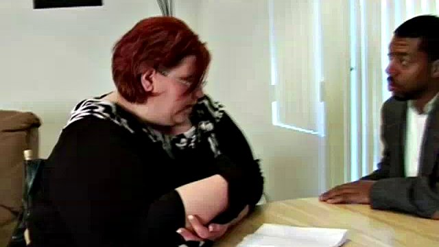 Une grosse rousse séduit un black