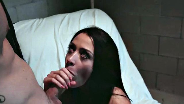 Kinky přítelkyně svádí bf k sexu ve skříni