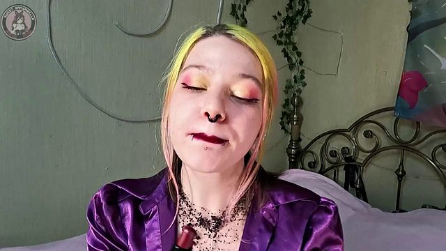 Der rote Lippenstift der süßen Sansarella streichelt die Brustwarze auf seiner Brust