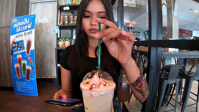 Rendez-vous au café Starbucks avec une superbe petite amie asiatique au gros cul