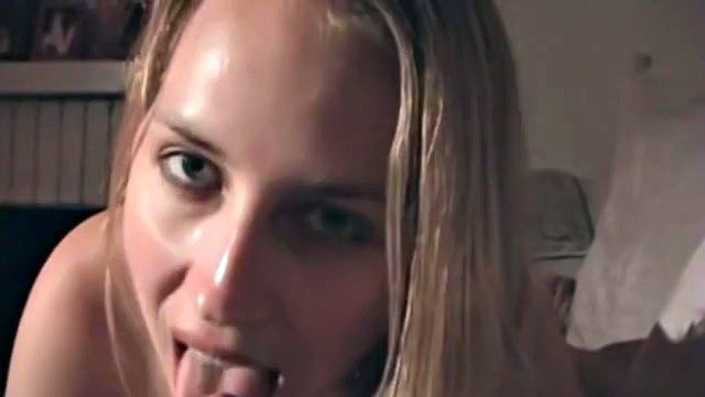 Una bella moglie bionda succhia il cazzo duro del marito