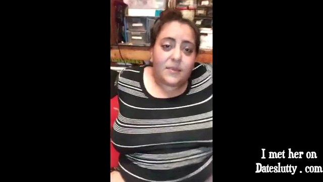 Une femme soumise arabe rampe pour être utilisée