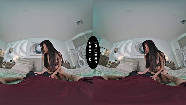 UP CLOSE VR - POV Hot Babe Jade Kimiko가 거대한 수탉을 차지하기 위해 고군분투합니다! 흔들리는 오르가즘 사정