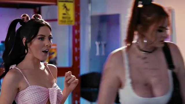 Meccanico lesbo formosa che fa facesitting e sforbicia il cliente