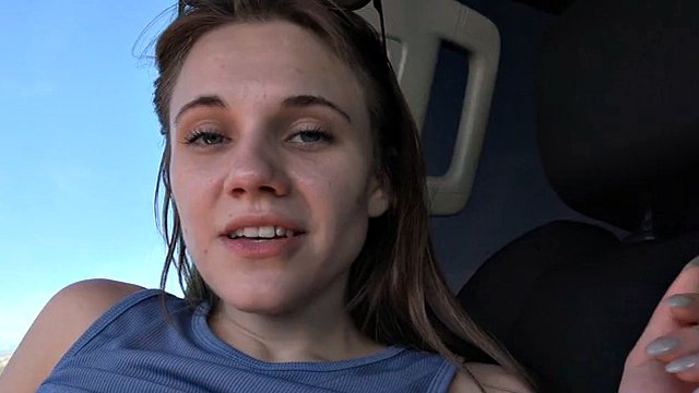 Sex im öffentlichen Auto mit Rose Carter bei einem Ausflug an den Strand, wo sie Schwänze lutscht und hart reitet, POV