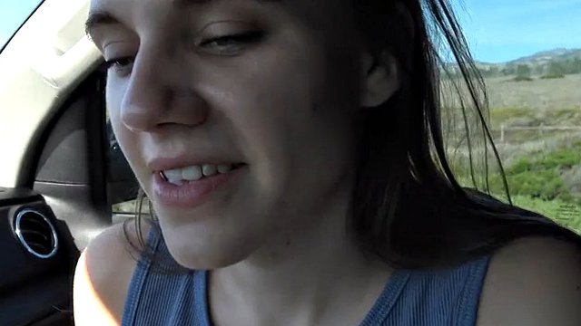 Sexo en el coche en público con Rose Carter en un viaje a la playa chupando polla y cabalgándola duro en POV