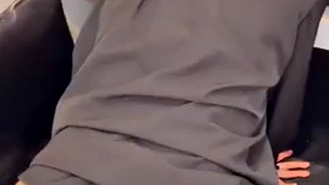 Femboy joue secrètement à l'anal dans un cybercafé