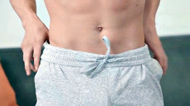 Eifriger Sportler wichst seinen Schwanz zu Hause im Solo, bis er kommt