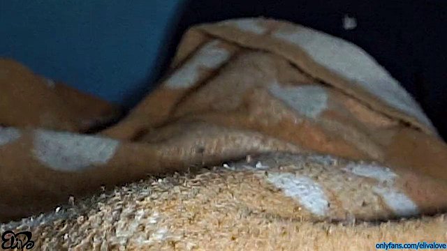 ElivaLove engole cada gota em um boquete desleixado, sem desperdício