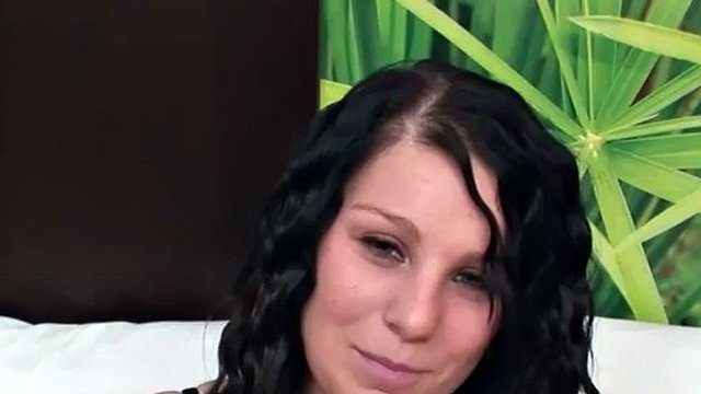 Schwarzhaariger Teenie gibt sein Amateurporno-Debüt