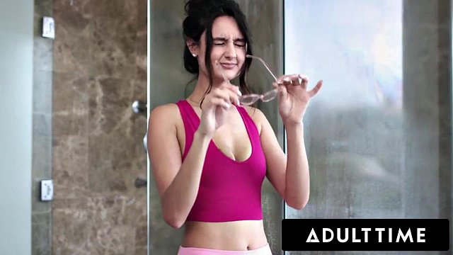 Ώρα Ενηλίκων - Η βάσης Eliza Ibarra κατά λάθος σκατά το Stepbro της μετά από να βάλει σε λάθος γυαλιά!