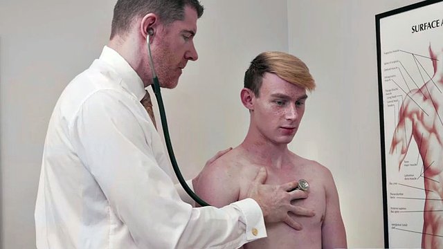 Piccolo ragazzo scopato dal dottore mentre il fratello medico filma