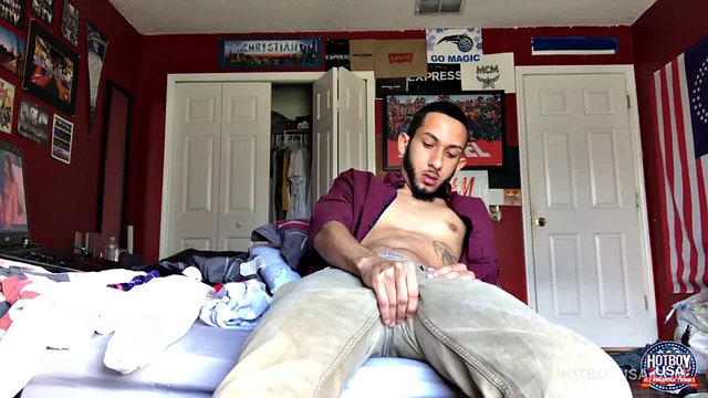 Il bel giovane Brian Bonerz è nella sua camera da letto a guardare un porno sul letto, mentre inizia a irrigidirsi. Improvvisamente, un grosso cazzo esce dal suo boxer e lui inizia ad accarezzarlo, lanciando di volta in volta uno sguardo al porno riprodotto sul suo laptop.