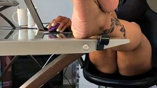 کف پای نیکول در ژست سکسی