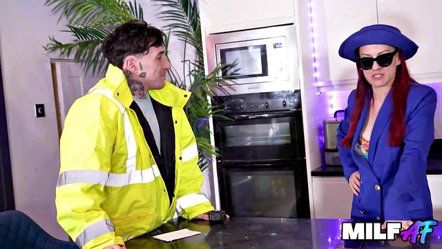 Big-Butted Redhead Firegirl vyjednává o rekonstrukci kuchyně POV