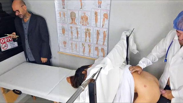 La prometida del cornudo brasileño domina al médico