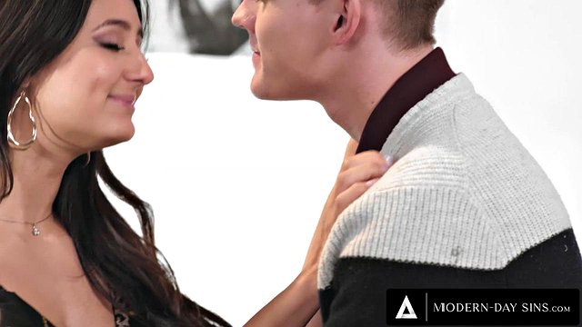 Eliza Ibarra's Intense Squirting Sex with Tyler Cruise Gets Derailment After Derailment from