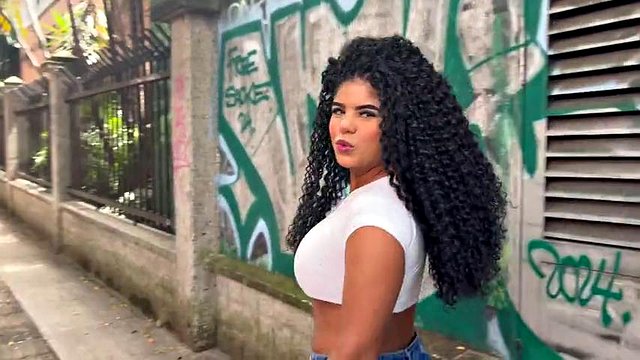 Big Tits Latina Squirter har flere sprutende orgasmer på stor hvit pikk i sexy undertøy