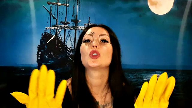 Gants en caoutchouc jaune pour le fisting. Voulez-vous les ressentir en vous-même ? Dominatrice Nika et fétichisme des gants