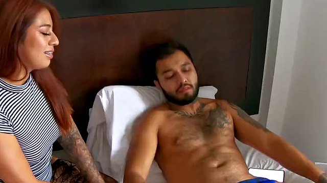 La mia vicina arrapata viene nella mia stanza così posso scoparla