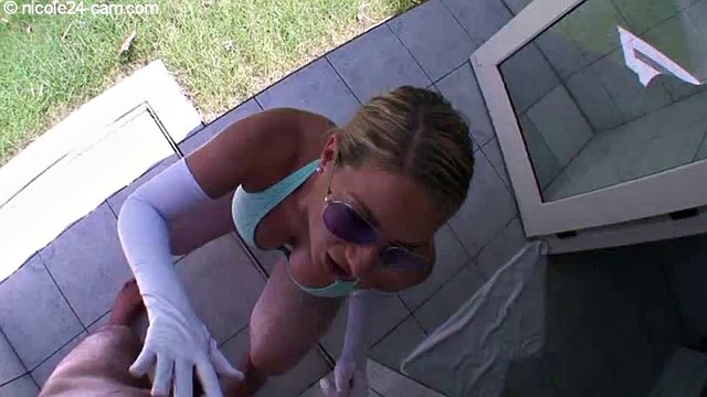 NICOLE24 - Osprchujte se v punčocháčích a podpatcích a dejte si kouření!