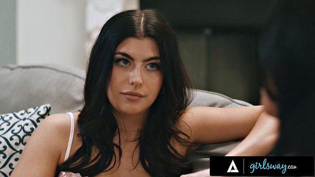 Big-Tits Stepmom Jennifer White Fails To Sell House As Mischievous Gal Ritchie Wrecks Her P