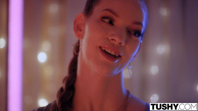 TUSHY Anal-milující Petite Camgirl Erin Seduces Married Man - Erin Everheart