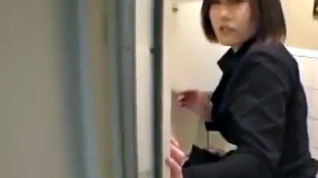 Japanese girls peeing in japanese toilet voyeur video