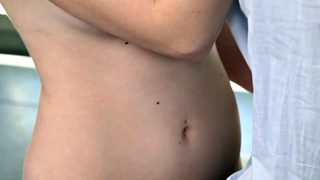 hombre folla adolescente babe en un apretado rosa COÑO