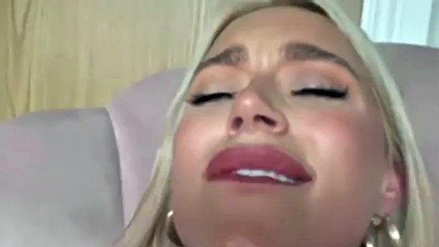 Sexy blondýnka používá kurva stroj na cum