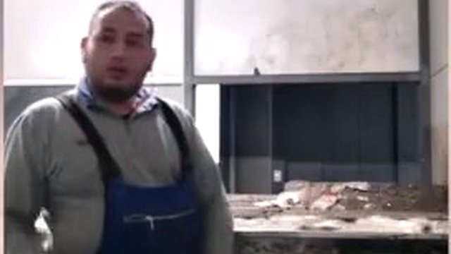 Un mec dodu fume et se branle au travail