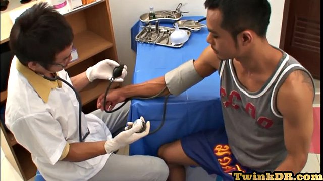 Asyalı pissing fiziksel sonra sıska doktor tarafından becerdin