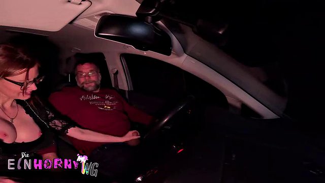 Hitchhiker knullet i bilen for penger - Blowjob, ridning og doggy på parkeringsplassen