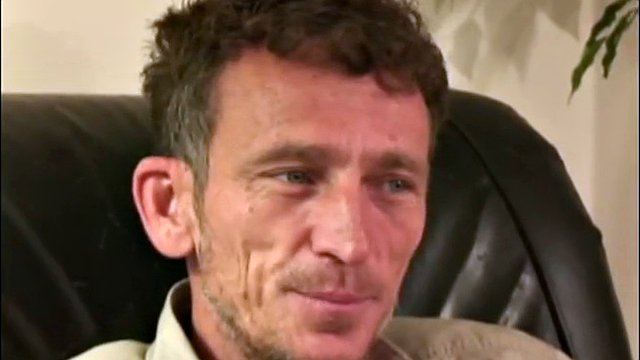 Dio lo benedica...Ansel è un po' un truffatore, ma un ragazzo simpatico e amichevole. Presentato da John, è un uomo di 43 anni, 6'3 ", 190 libbre che si guadagna da vivere come paesaggista.