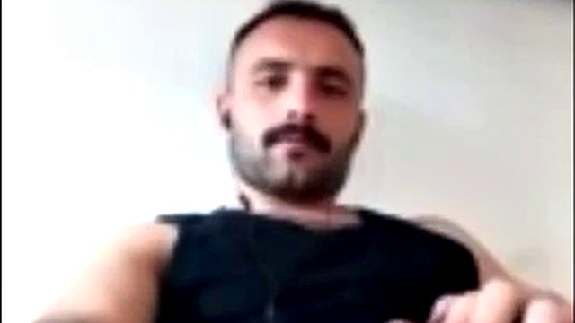 Il bel ragazzo curdo mi dà da mangiare il suo cazzo
