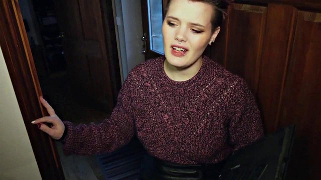 Ezra Faith schlägt Nachbarn im Fremdgeh-Rollenspiel