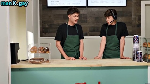 Skinny twink kantet barback av en muskuløs tatoveret stud
