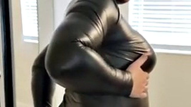 Sexy Maddie experimenta um novo vestido de couro preto