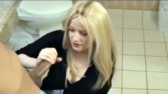 Due migliori amiche mungono un carico enorme