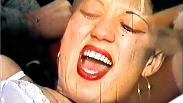 Garota recebe enema: Anal, Fetiche e Pornô Vintage