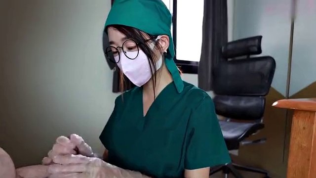 The nurse lady is inserted into the vagina and anal sex by the patient and cums out of the vagina, and the blowjob eats the semen
