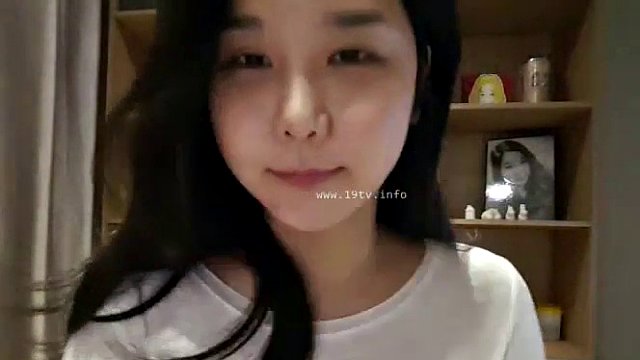Cutie coreana muestra su cuerpo en la webcam