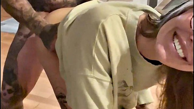 Nicole Aniston golpeó a lo perrito hasta recibir creampie