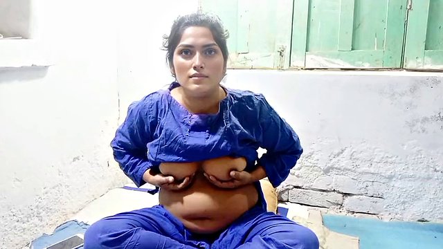 Dost ki maa vs desi boy Poszedłem do domu mojej przyjaciółki, tam zobaczyłem, że mama mojej przyjaciółki rozmawiała z chłopcem przez rozmowę wideo