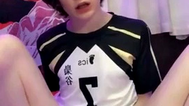 Cute femboy fucks himself until he cums in bed