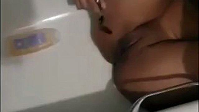 Moglie si rade la figa nella vasca da bagno (in loop)