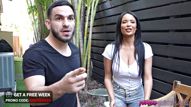 Anissa Kate pokonuje Petera Greena w Strip Dart Showdown