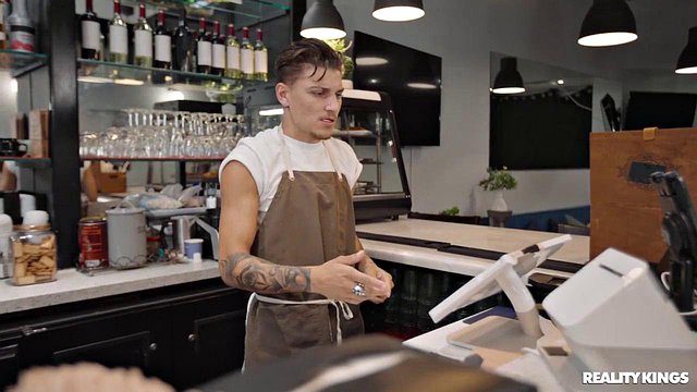 Dos chicas cachondas son folladas por una BBC después de hacer tijeras en la cafetería - Charly Summer, Leana Lovings, Lil D