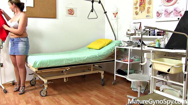 Nagrywanie pulchnego MILF na jej egzaminie GYNO